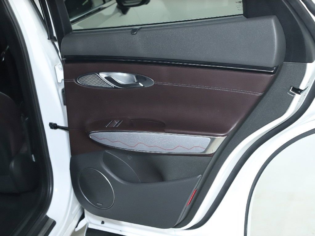 Used 2022 Genesis GV70 2.5T w/ Advanced Package image 32