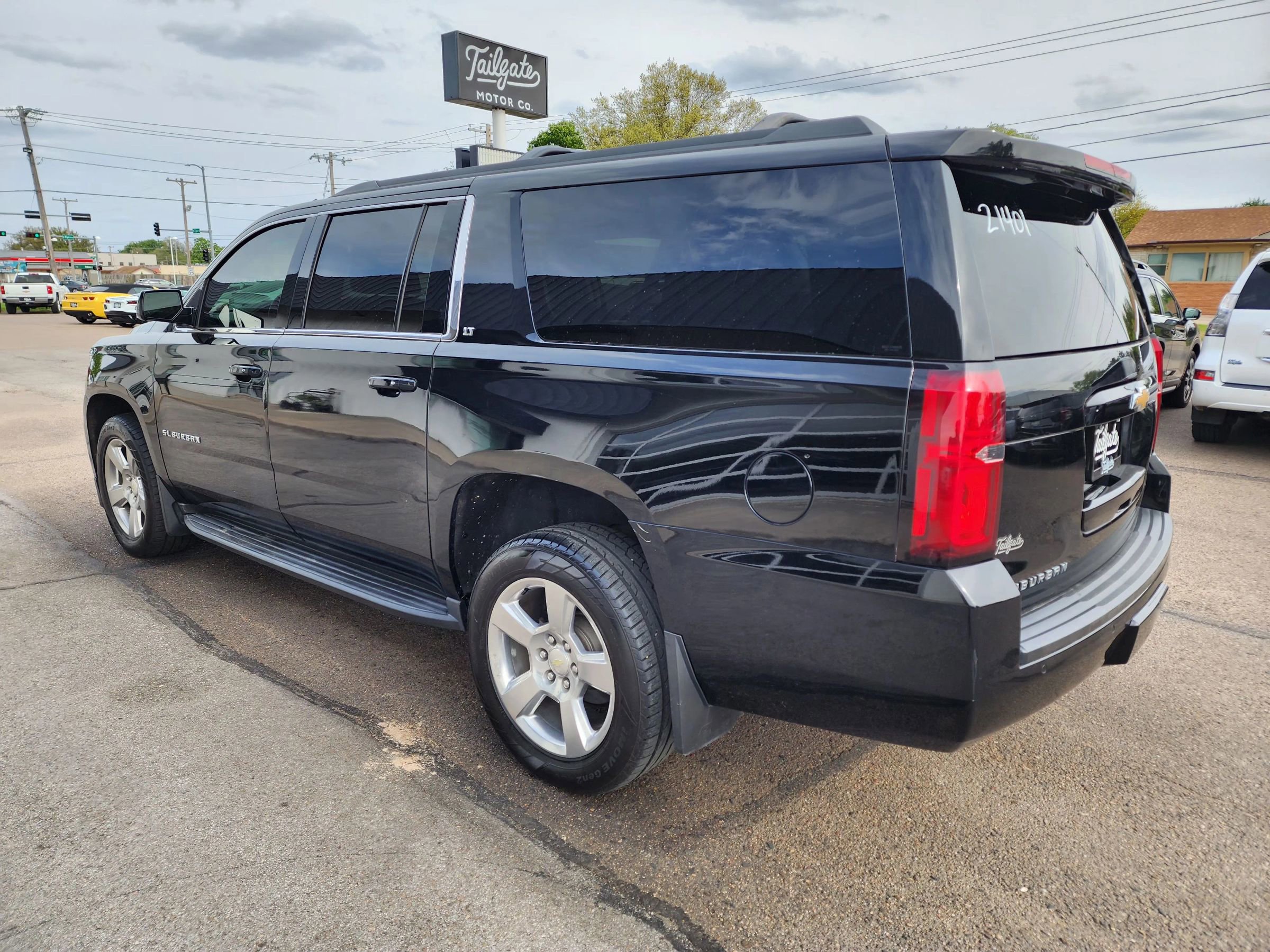 Used 2017 Chevrolet Suburban LT AWD/4WD image 5