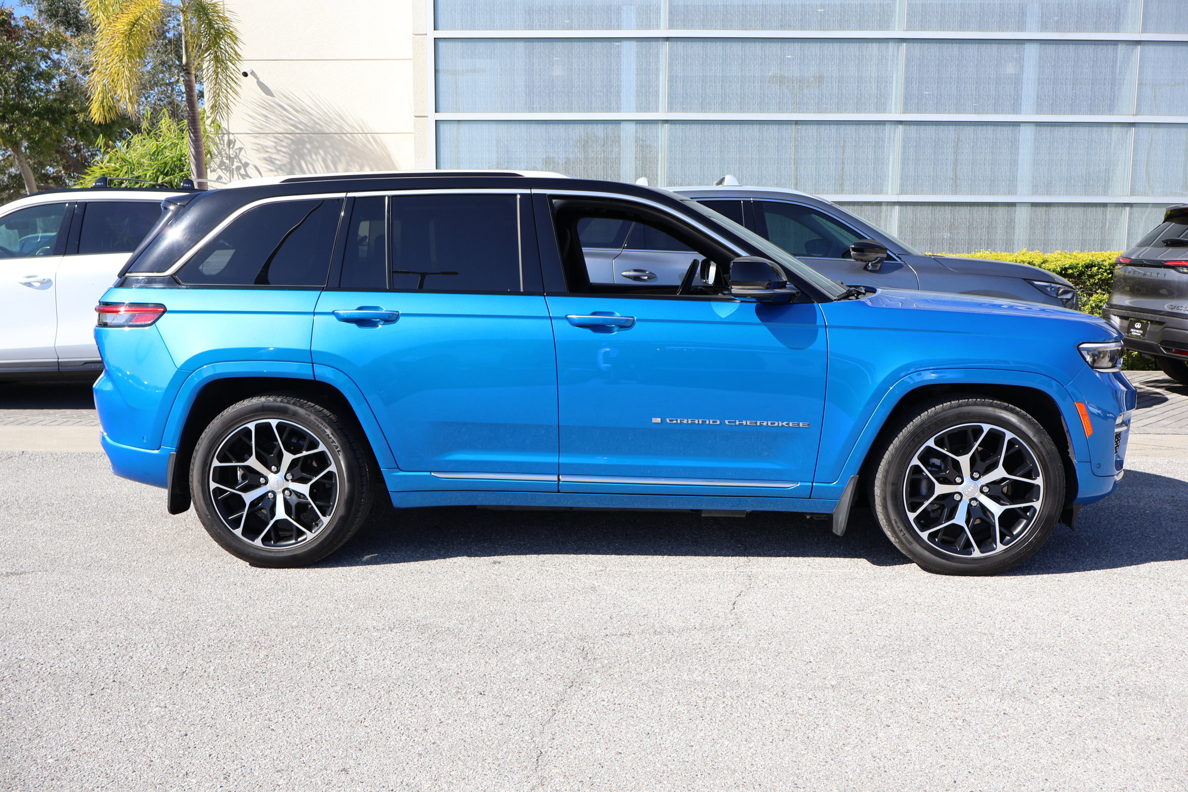 Used 2023 Jeep Grand Cherokee Summit image 11