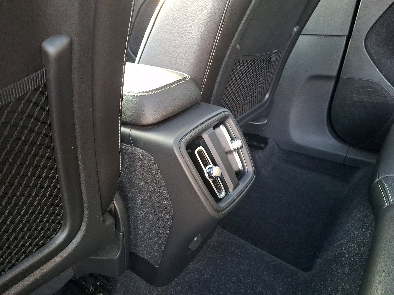 Used 2019 Volvo XC40 T5 Momentum image 11