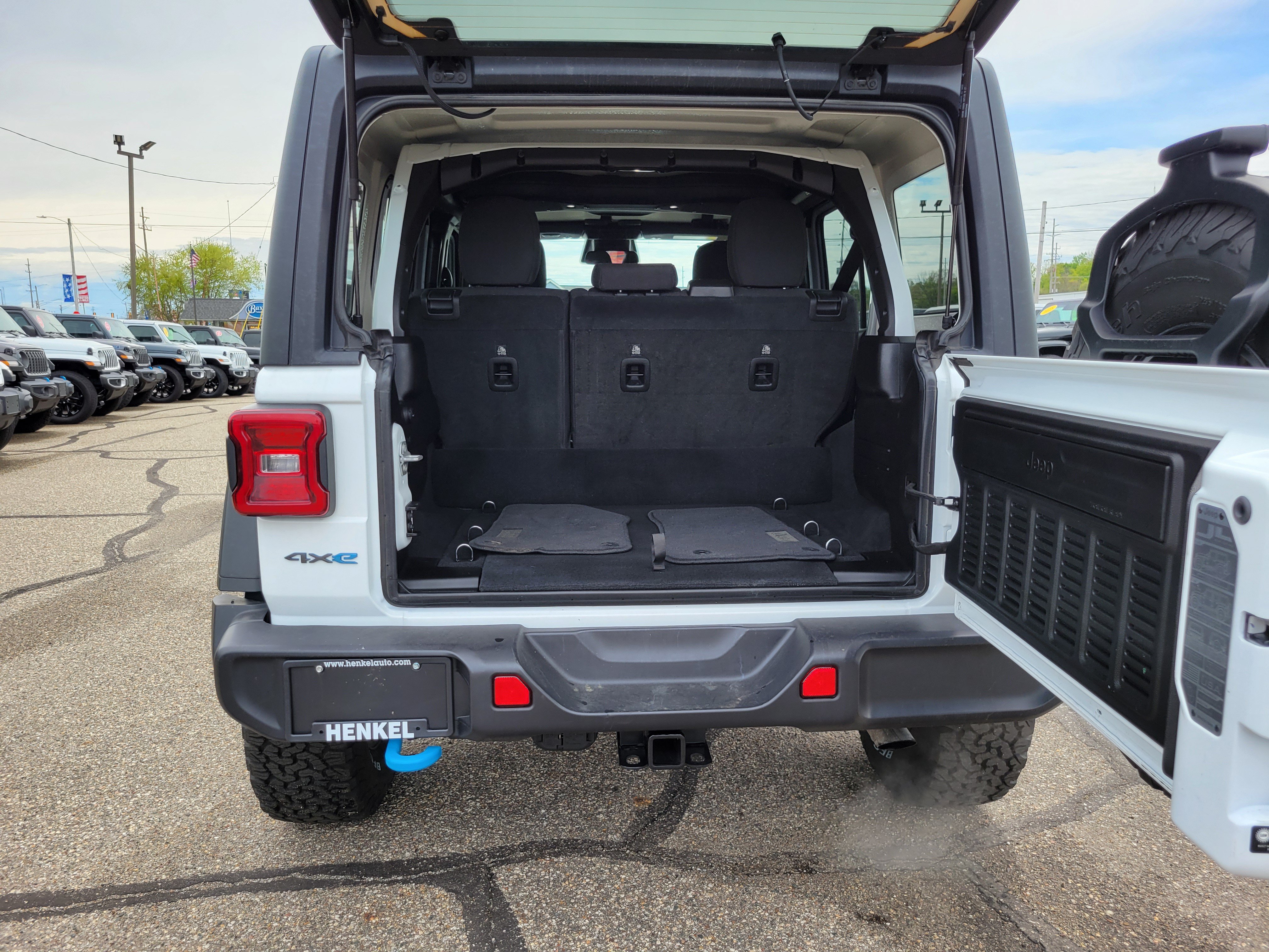 Used 2025 Jeep Wrangler Unlimited Rubicon 4xe w/ Convenience Group AWD/4WD image 20