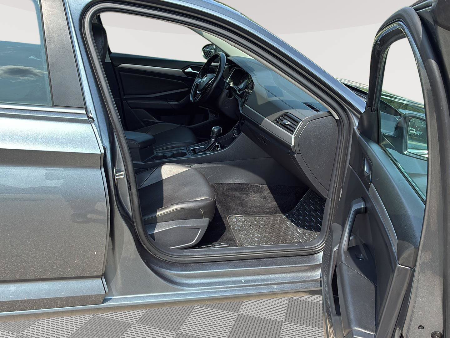 Used 2019 Volkswagen Jetta SE w/ Cold Weather Package FWD image 11