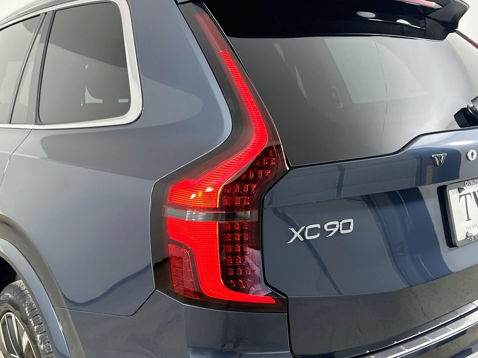 New 2026 Volvo XC90 T8 Plus w/ Protection Package Premier AWD/4WD image 12
