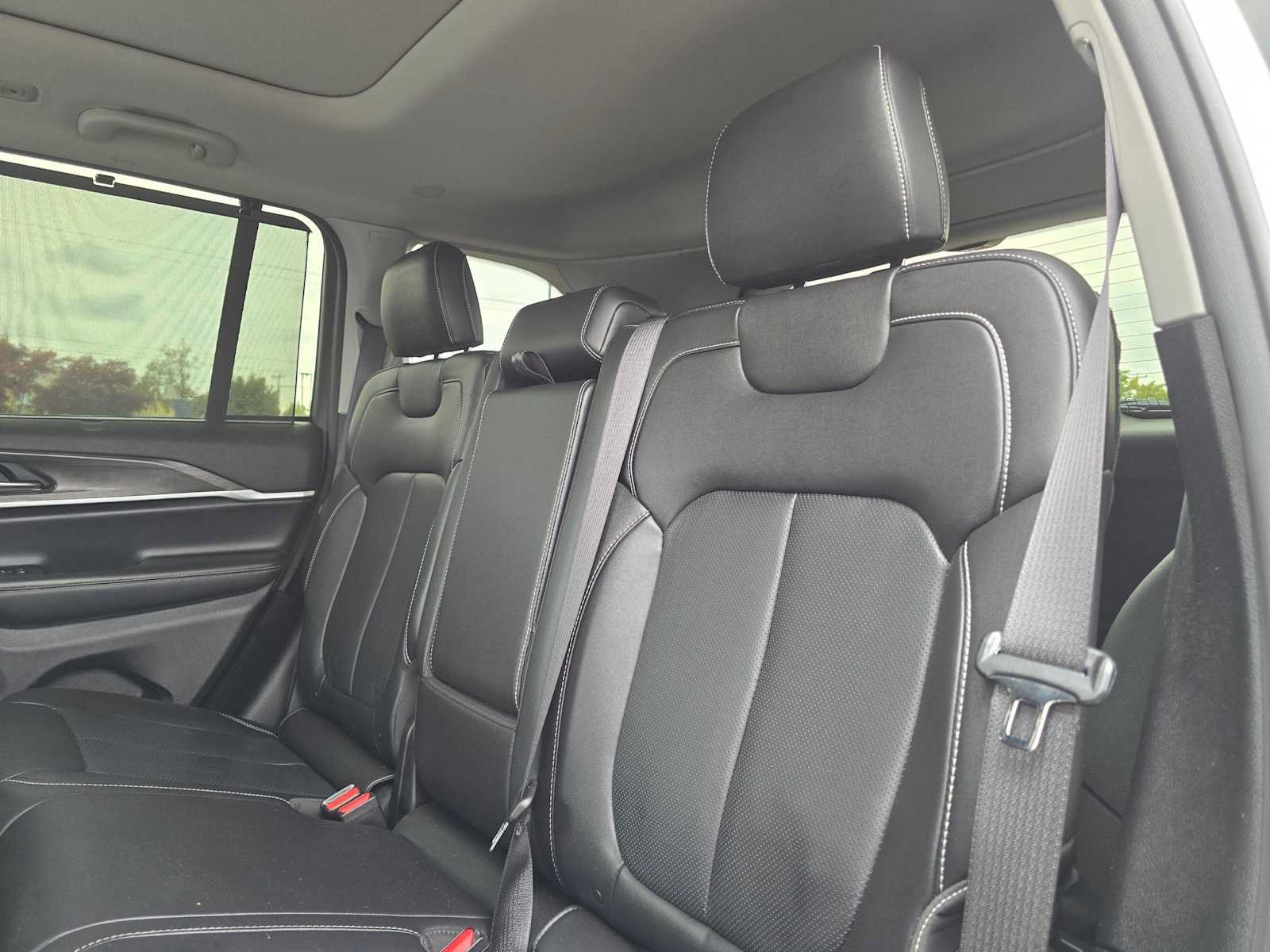 Used 2022 Jeep Grand Cherokee Limited 4xe w/ Luxury Tech Group II AWD/4WD image 17