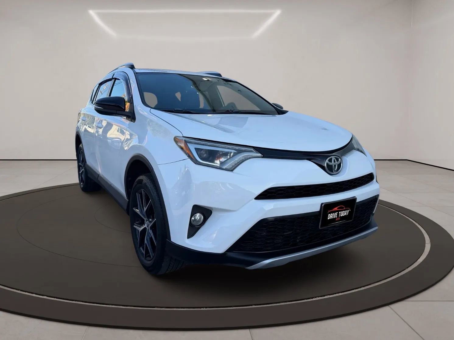 Used 2016 Toyota RAV4 SE image 2
