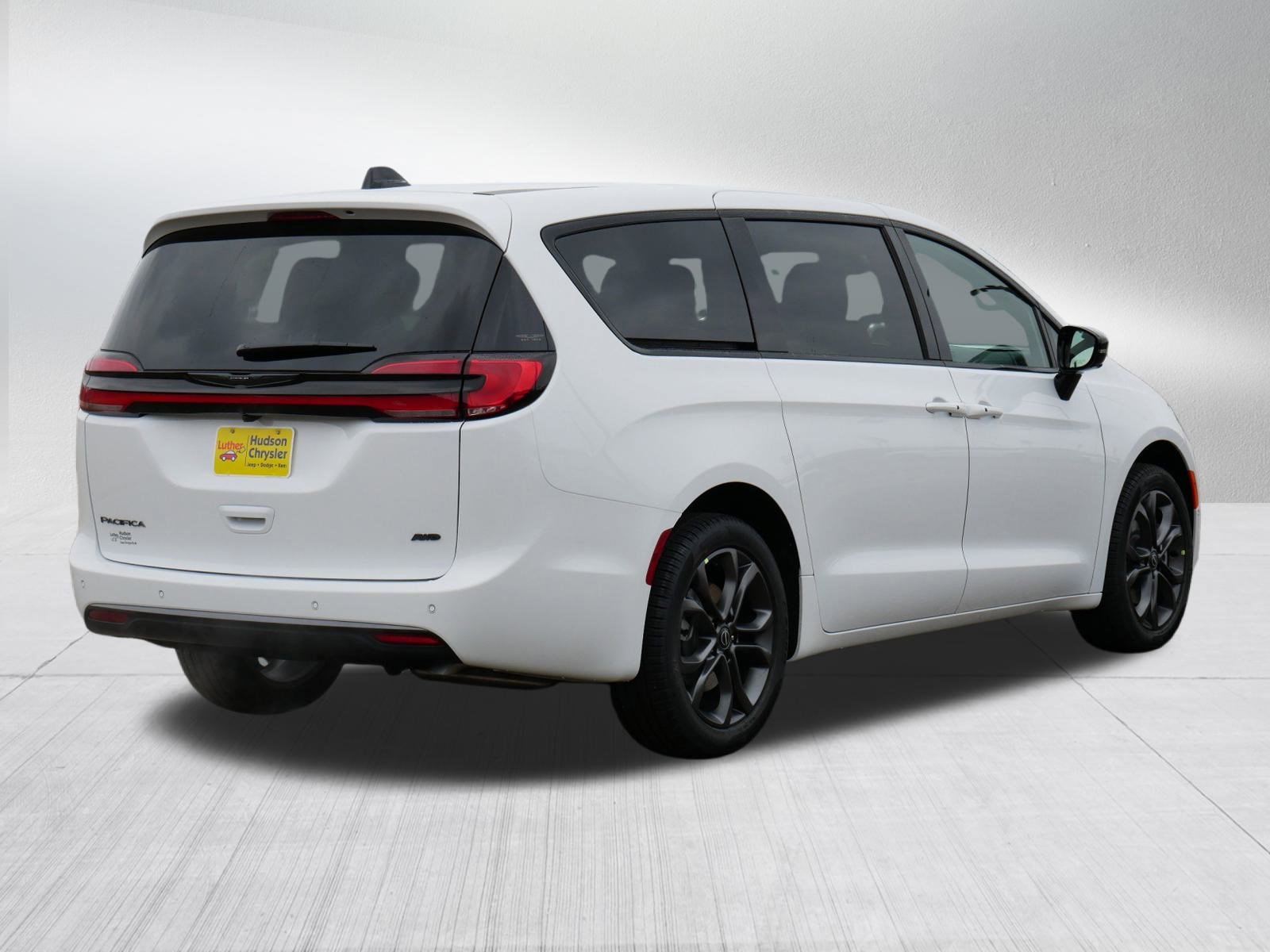 New 2026 Chrysler Pacifica Select image 2