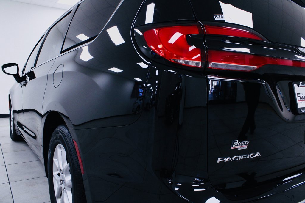 Used 2025 Chrysler Pacifica Select image 3