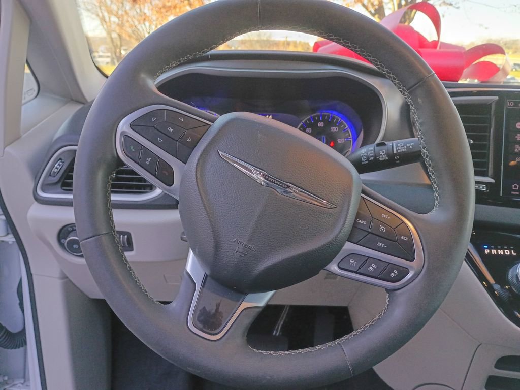 Used 2023 Chrysler Pacifica Touring-L image 14