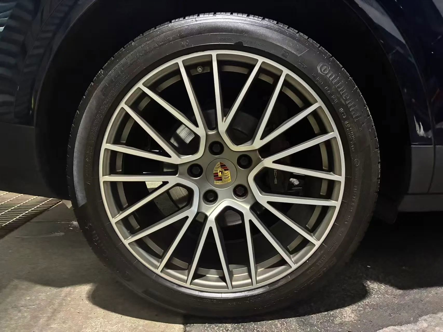 Used 2022 Porsche Cayenne Platinum Edition image 23