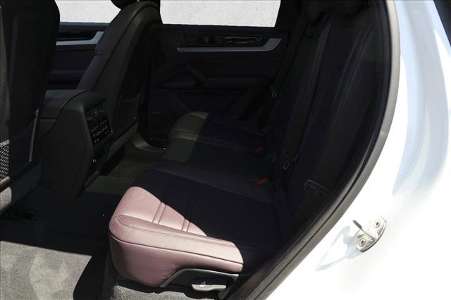 Used 2024 Porsche Cayenne AWD/4WD image 23