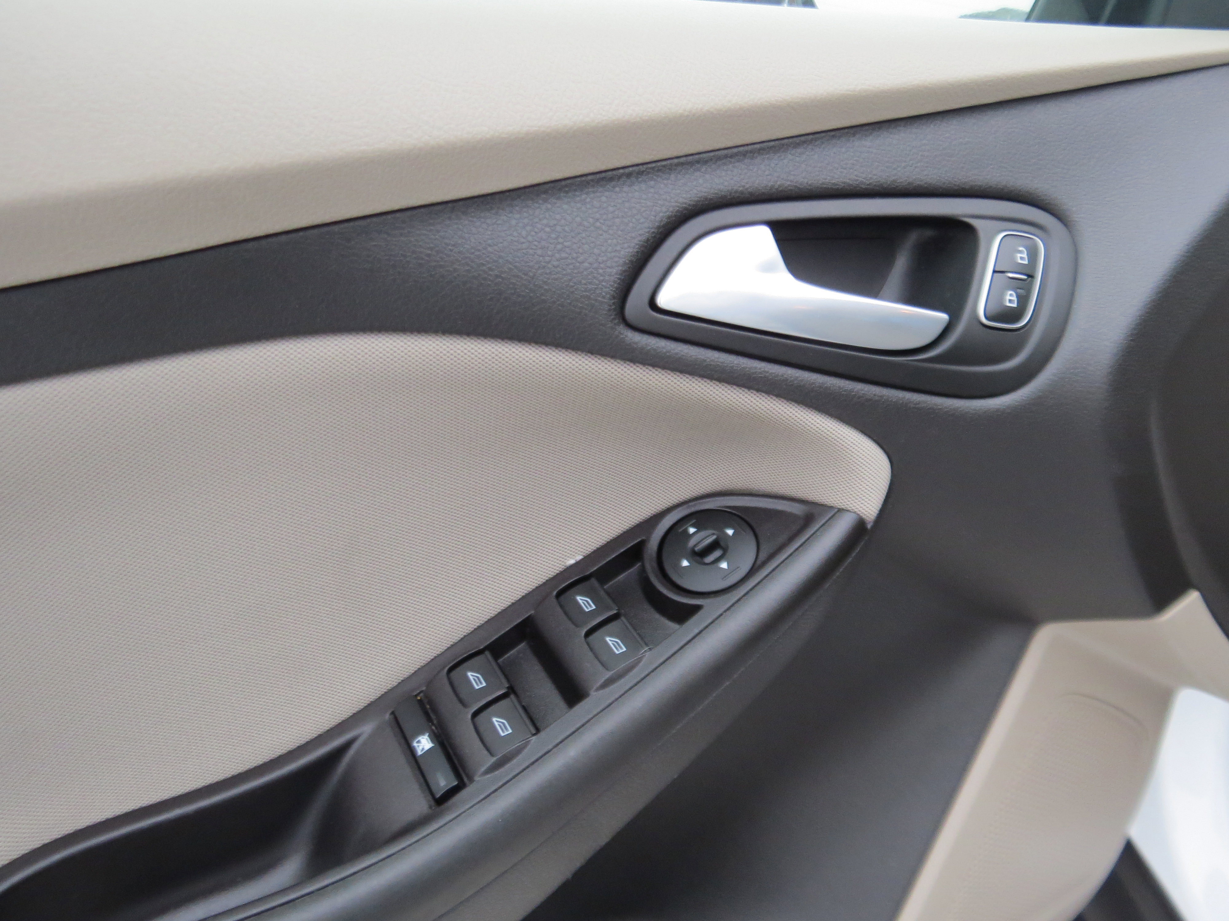 Used 2018 Ford Focus SE w/ SE Appearance Package image 14