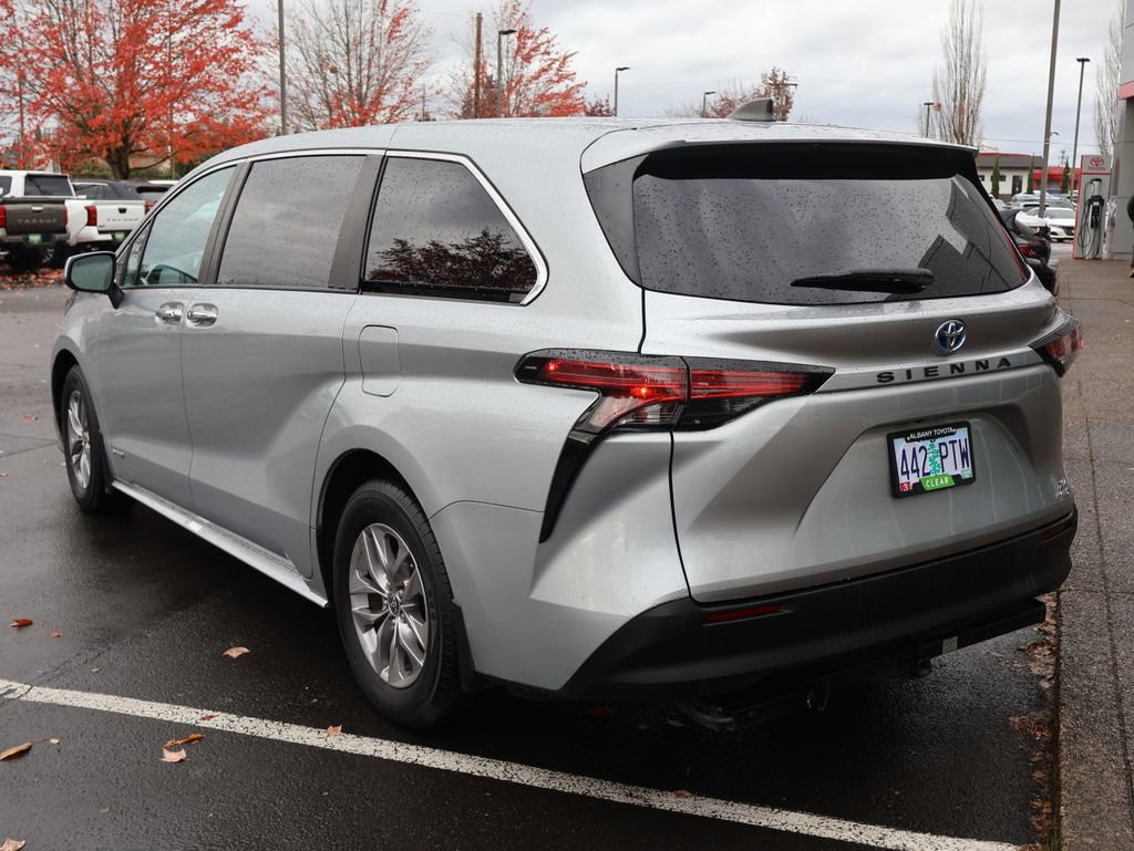 Used 2021 Toyota Sienna XLE image 5