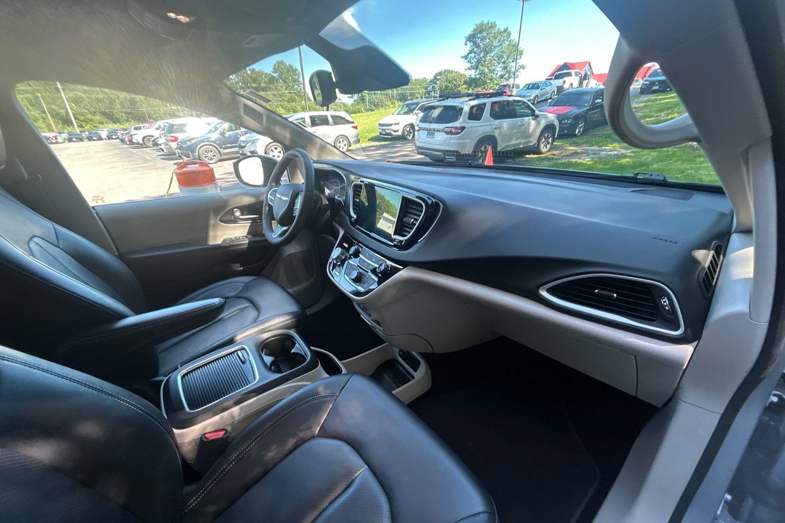 Used 2024 Chrysler Pacifica Touring-L FWD image 17