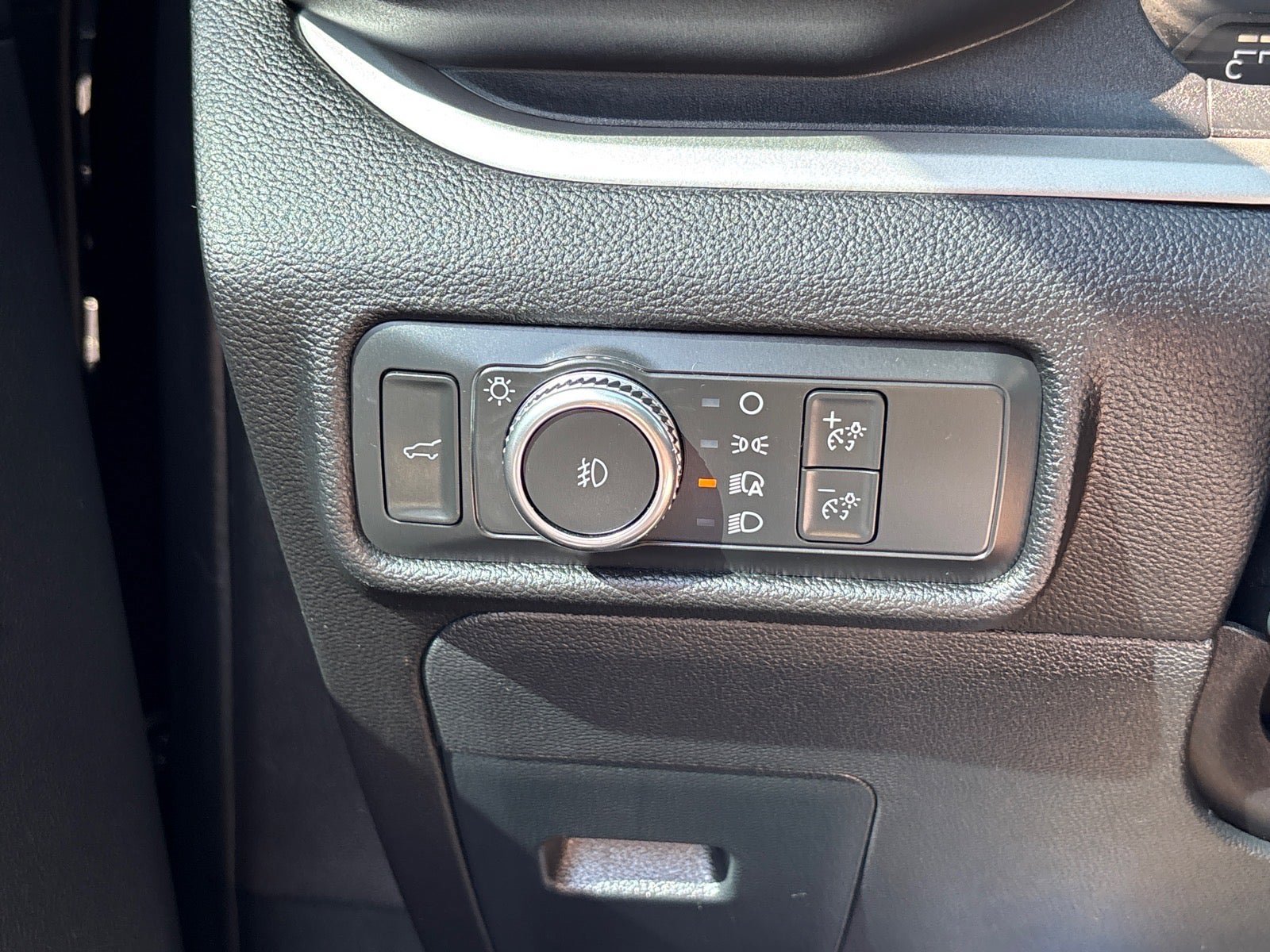 Used 2022 Ford Explorer XLT w/ Equipment Group 202A AWD/4WD image 11