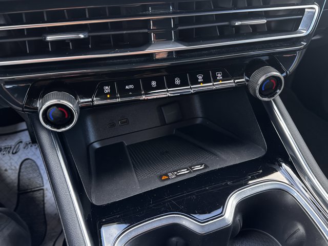 Used 2025 Chevrolet Traverse LT image 19