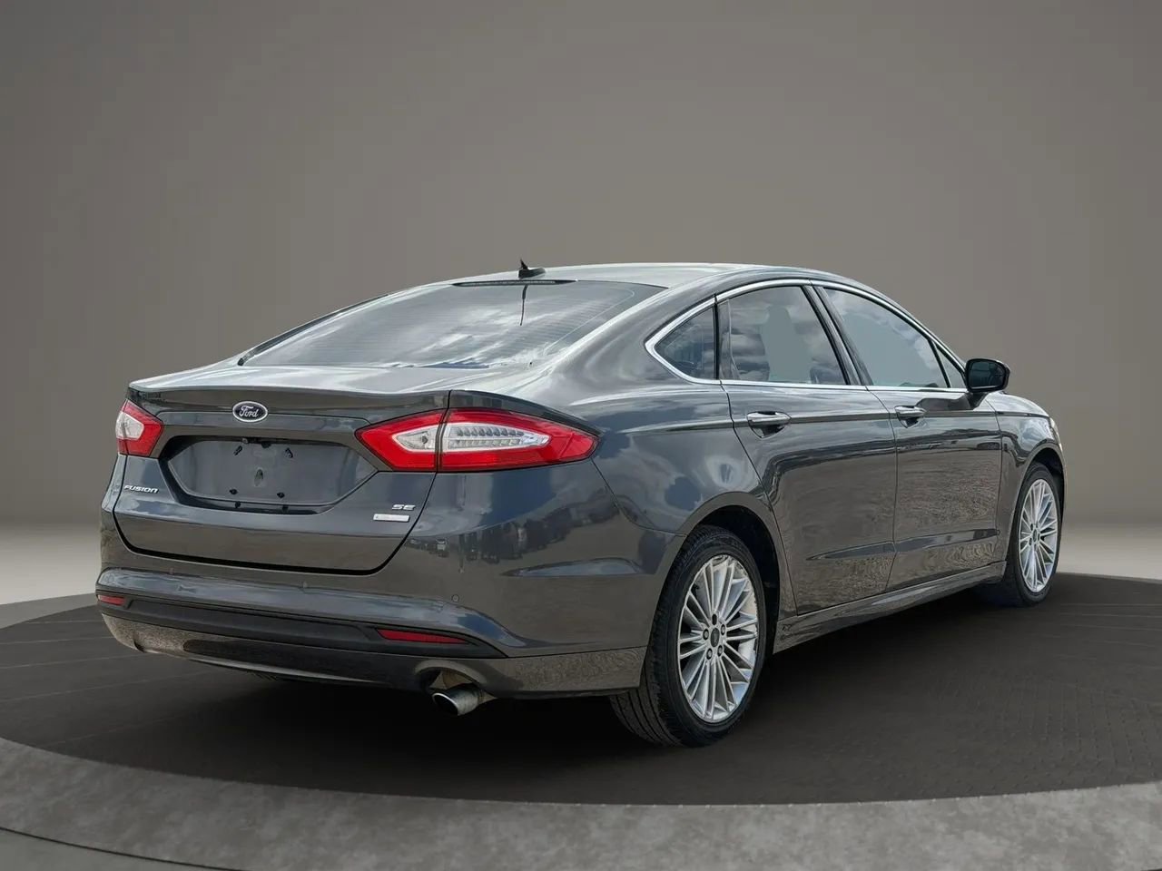 Used 2016 Ford Fusion SE w/ Equipment Group 202A image 5
