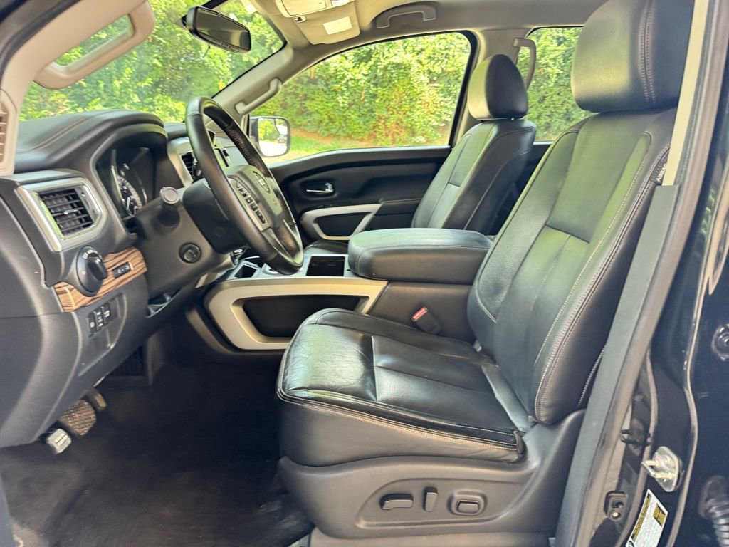 Used 2019 Nissan Titan SL image 17