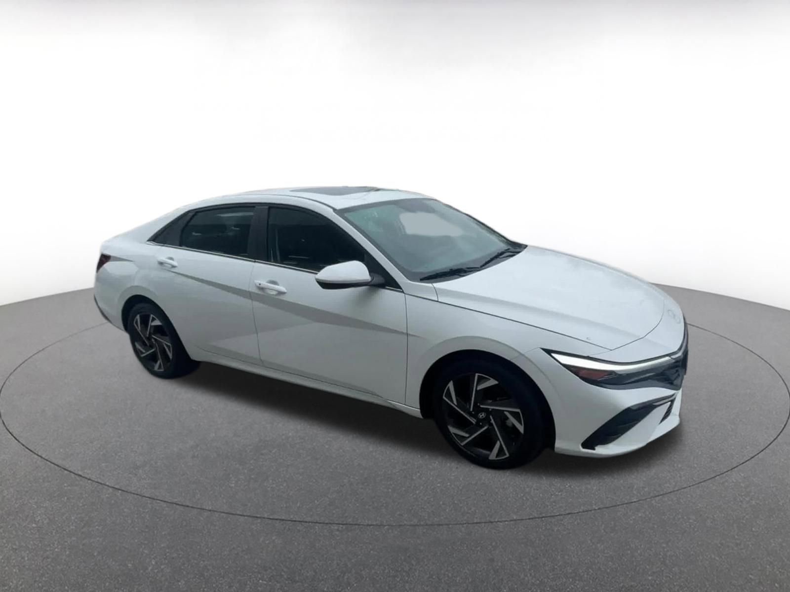 Used 2025 Hyundai Elantra SEL FWD image 2
