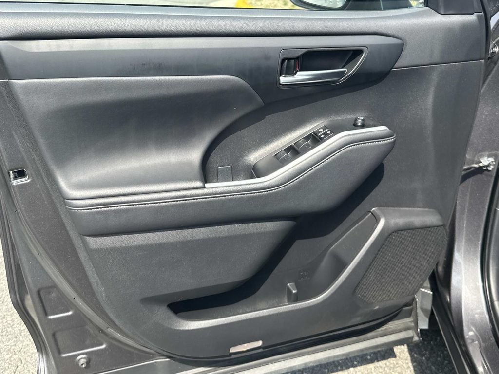 Used 2024 Toyota Highlander XLE AWD/4WD image 18