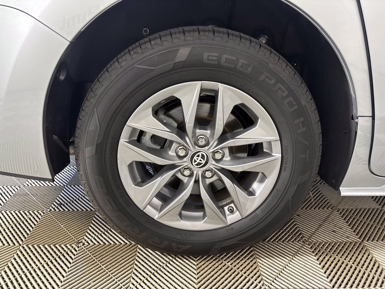 Used 2025 Toyota Sienna XLE FWD image 31