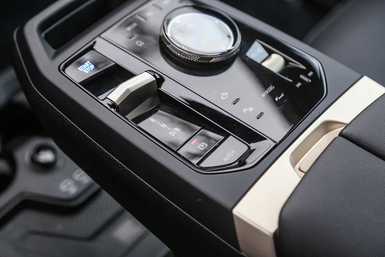 Used 2025 BMW iX xDrive50 w/ Premium Package image 15