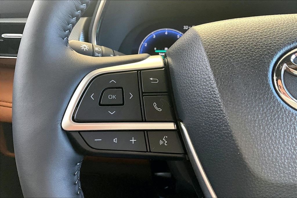 Used 2026 Toyota Highlander Platinum image 11