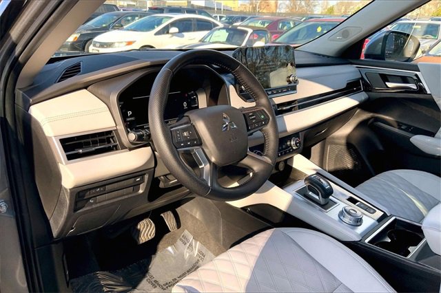 Used 2023 Mitsubishi Outlander SEL image 14