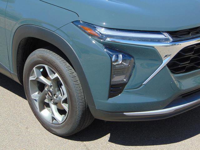 Used 2025 Chevrolet Trax LT w/ Driver Confidence Package image 2