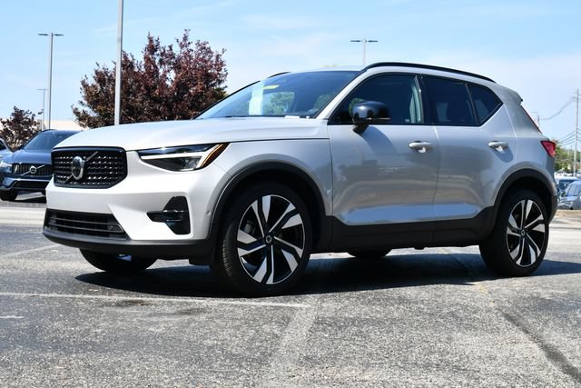Certified 2023 Volvo XC40 B5 Plus w/ Driver Assist Package AWD/4WD image 3