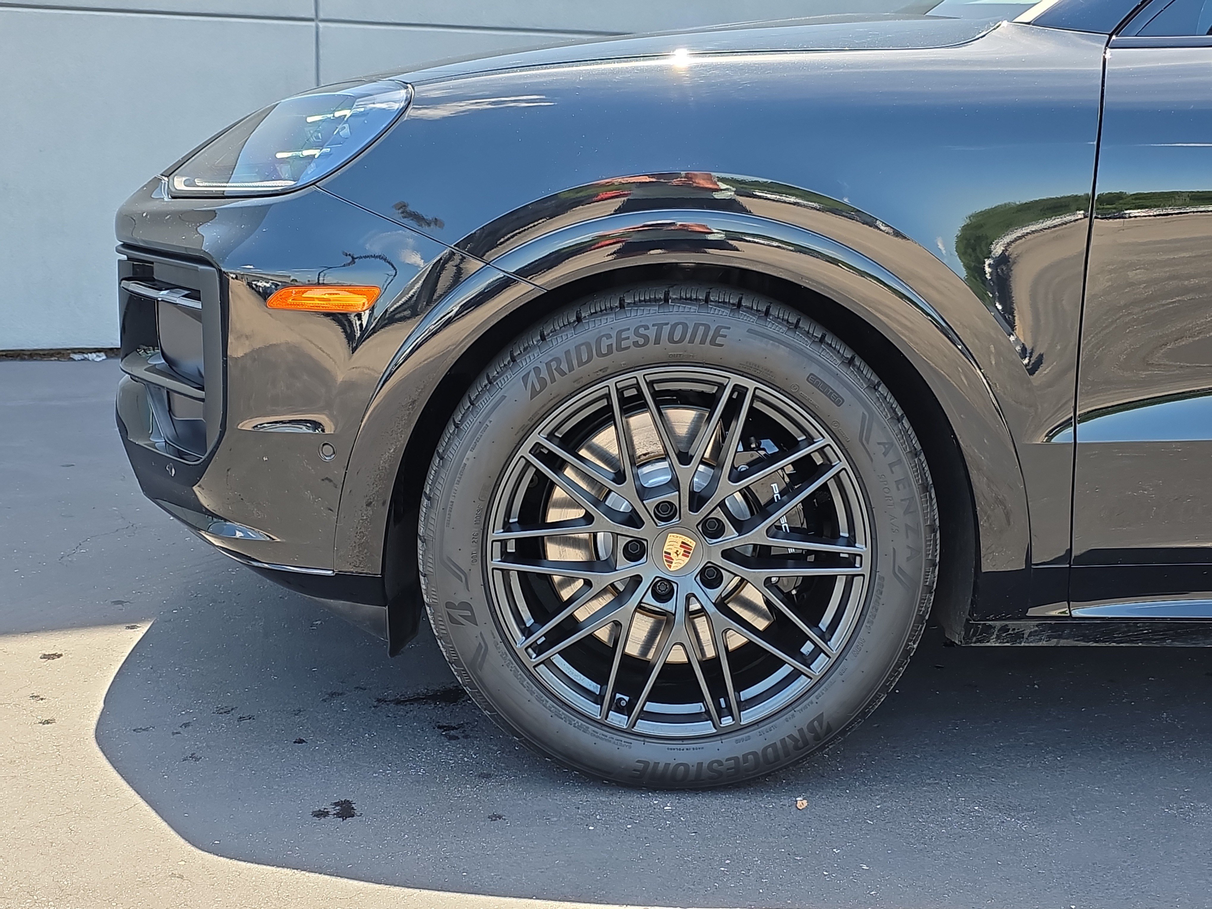 Used 2025 Porsche Cayenne GTS AWD/4WD image 10