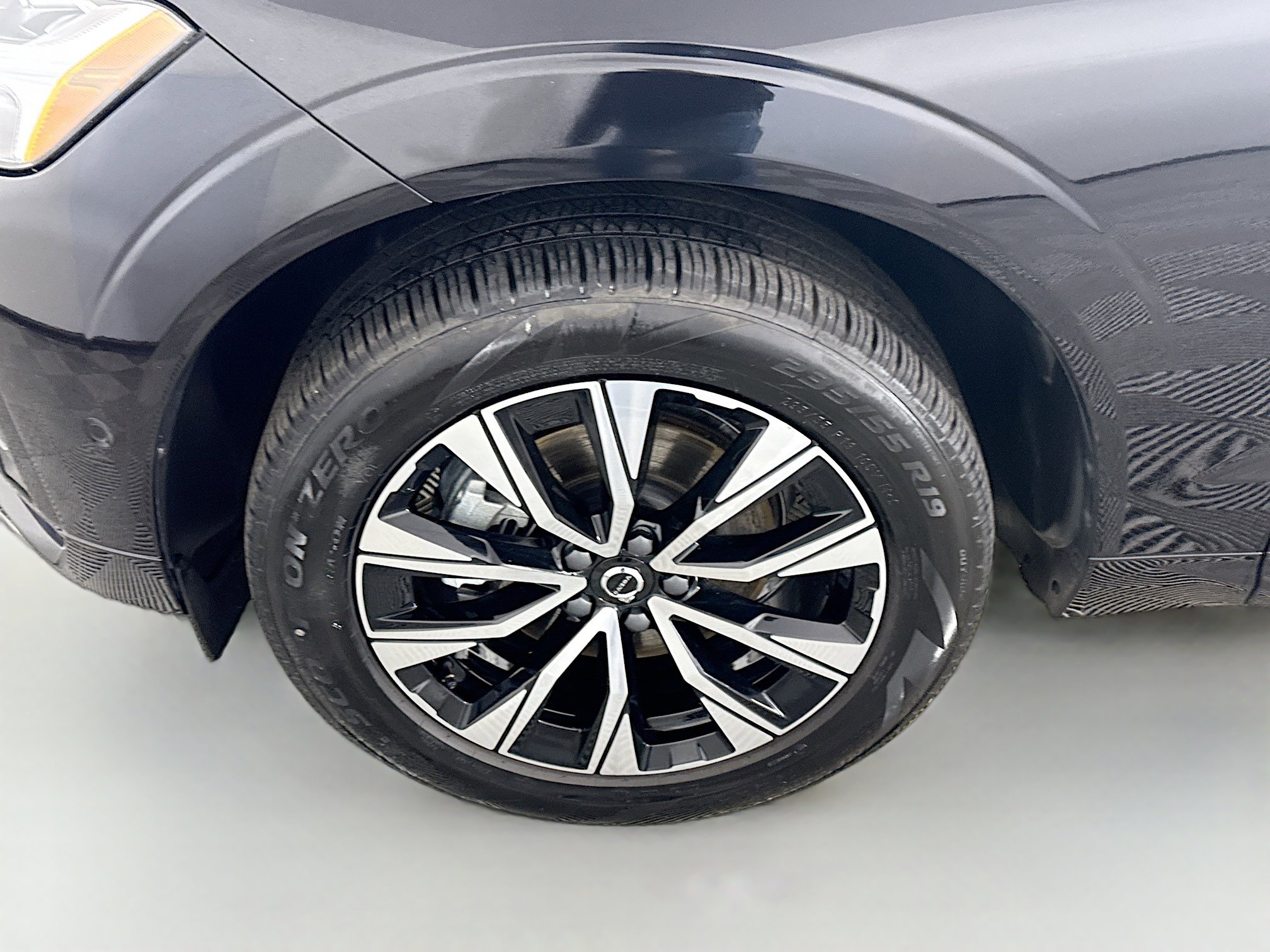 Used 2025 Volvo XC60 B5 Plus image 38