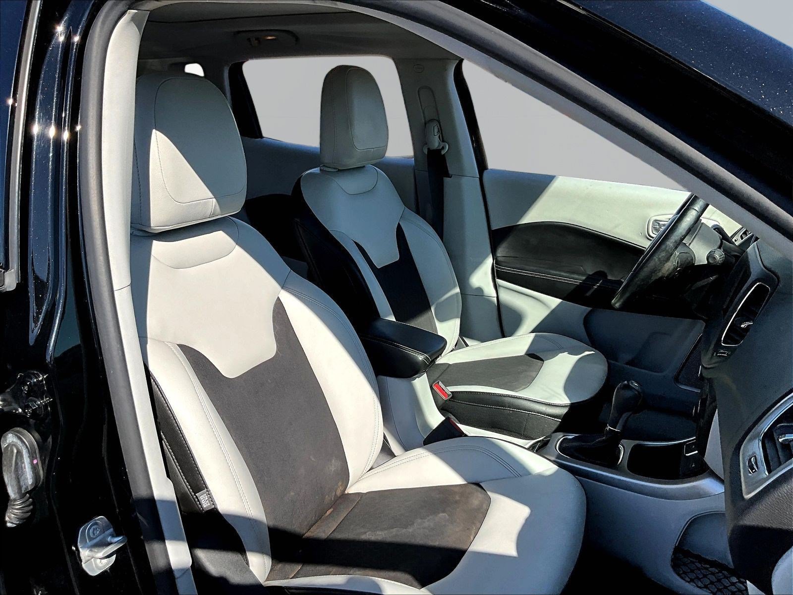 Used 2018 Jeep Compass Latitude w/ Popular Equipment Group FWD image 28