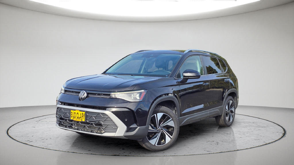 Used 2025 Volkswagen Taos SE AWD/4WD image 1