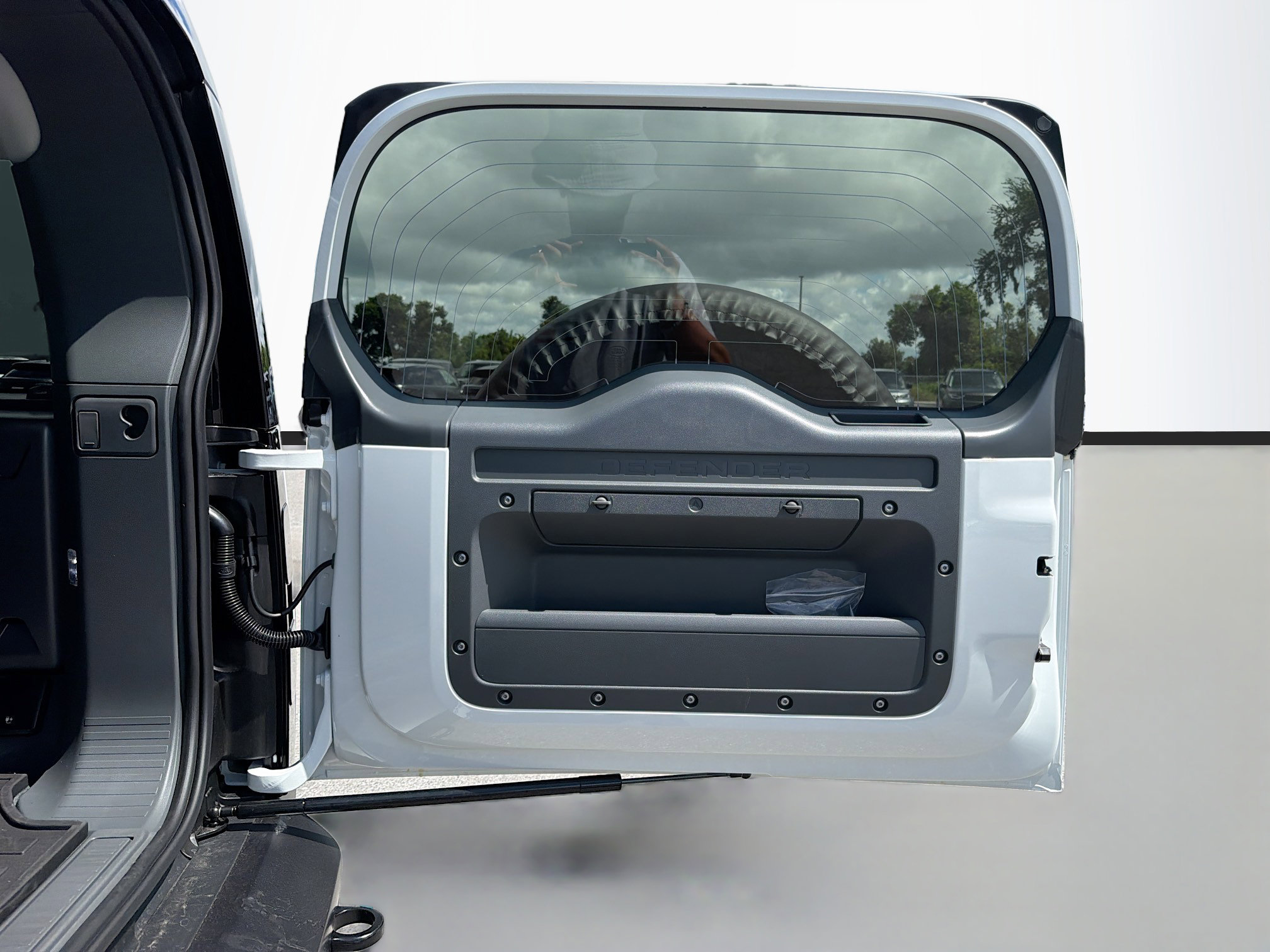 New 2026 Land Rover Defender 130 X-Dynamic SE AWD/4WD image 13