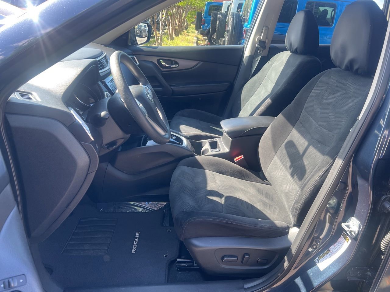 Used 2016 Nissan Rogue SV w/ SV Premium Package image 16