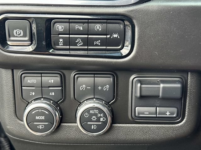 Used 2025 GMC Yukon AT4 Ultimate AWD/4WD image 30