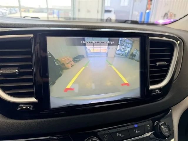 Used 2024 Chrysler Pacifica Touring-L FWD image 32