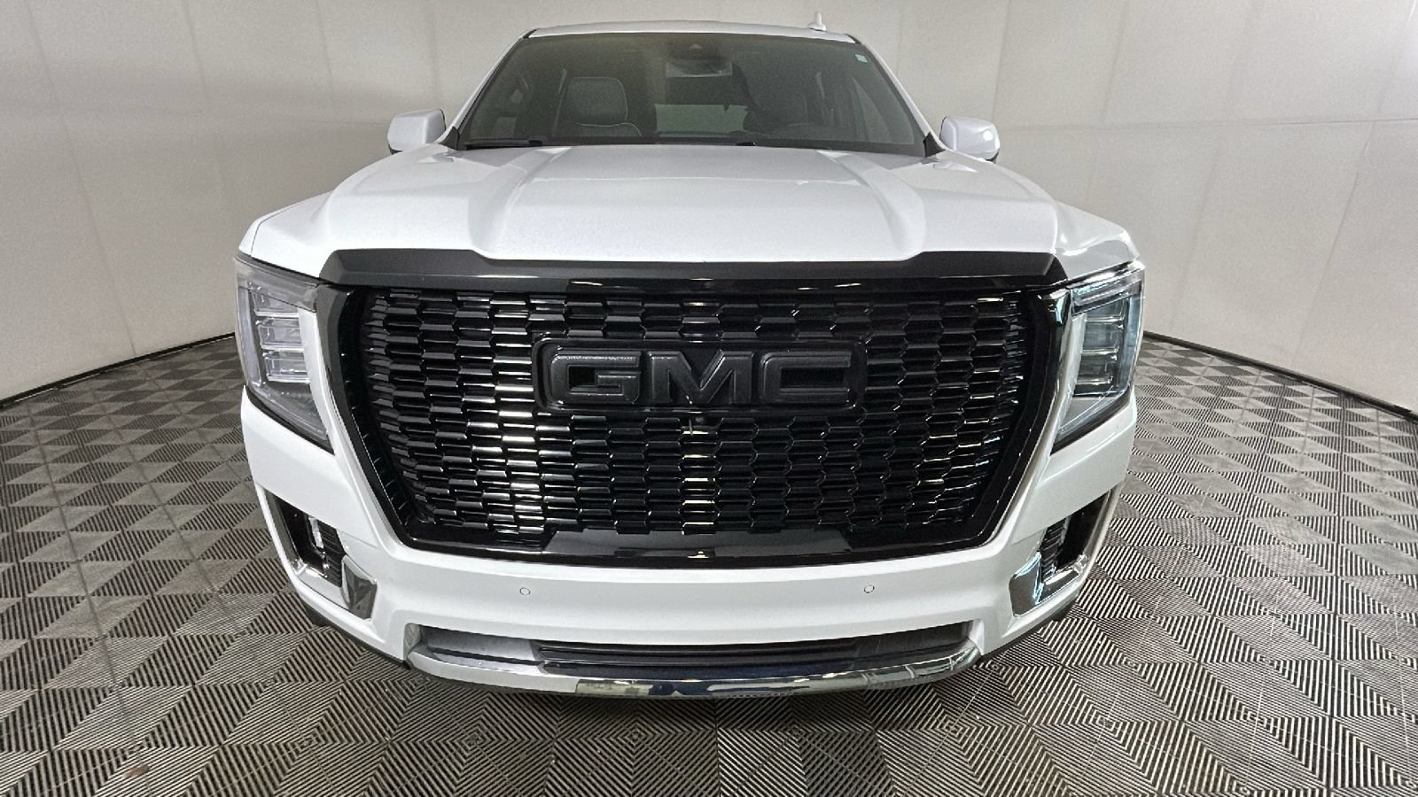 Used 2023 GMC Yukon SLT w/ SLT Premium Package AWD/4WD image 9