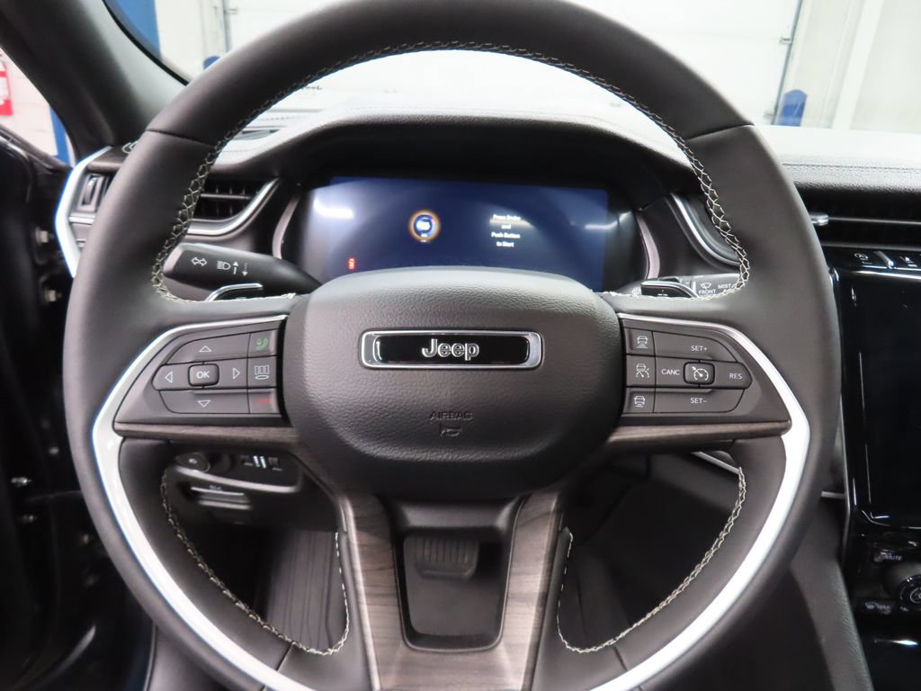 Used 2025 Jeep Grand Cherokee Limited w/ Luxury Tech Group II AWD/4WD image 47