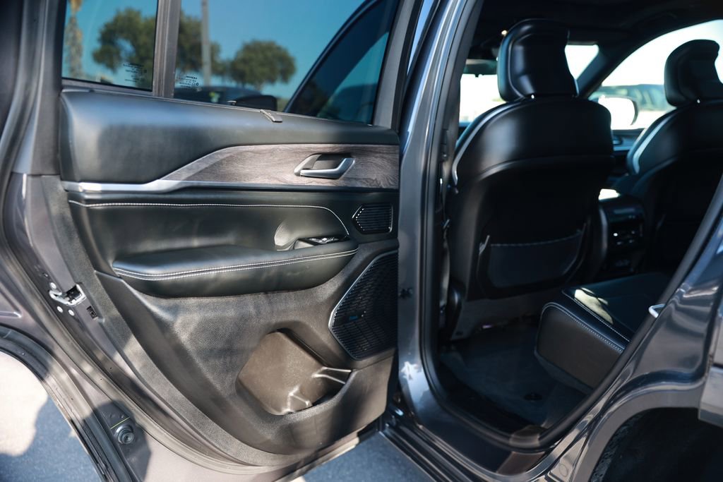 Used 2023 Jeep Grand Cherokee Overland w/ Advanced Protech Group III AWD/4WD image 38