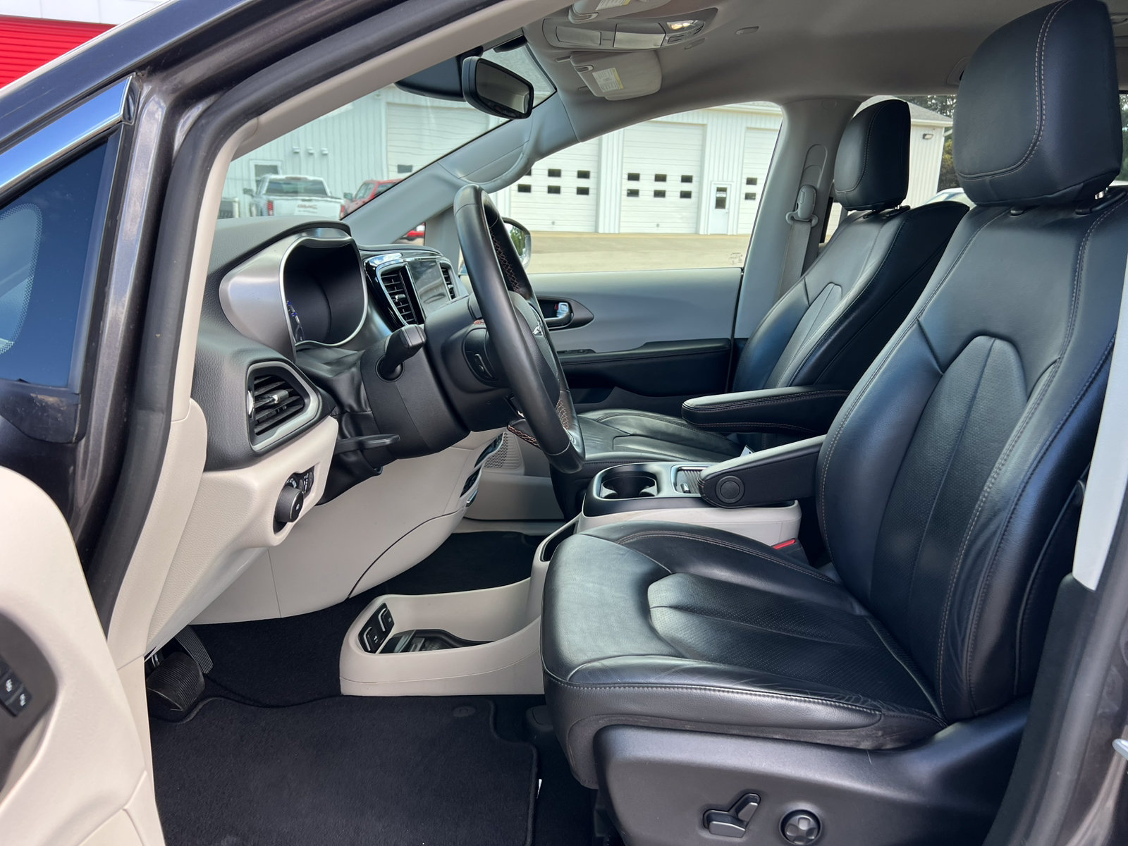 Used 2020 Chrysler Pacifica Touring-L Plus FWD image 4