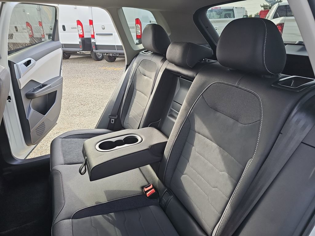 Used 2025 Volkswagen Taos SE AWD/4WD image 13