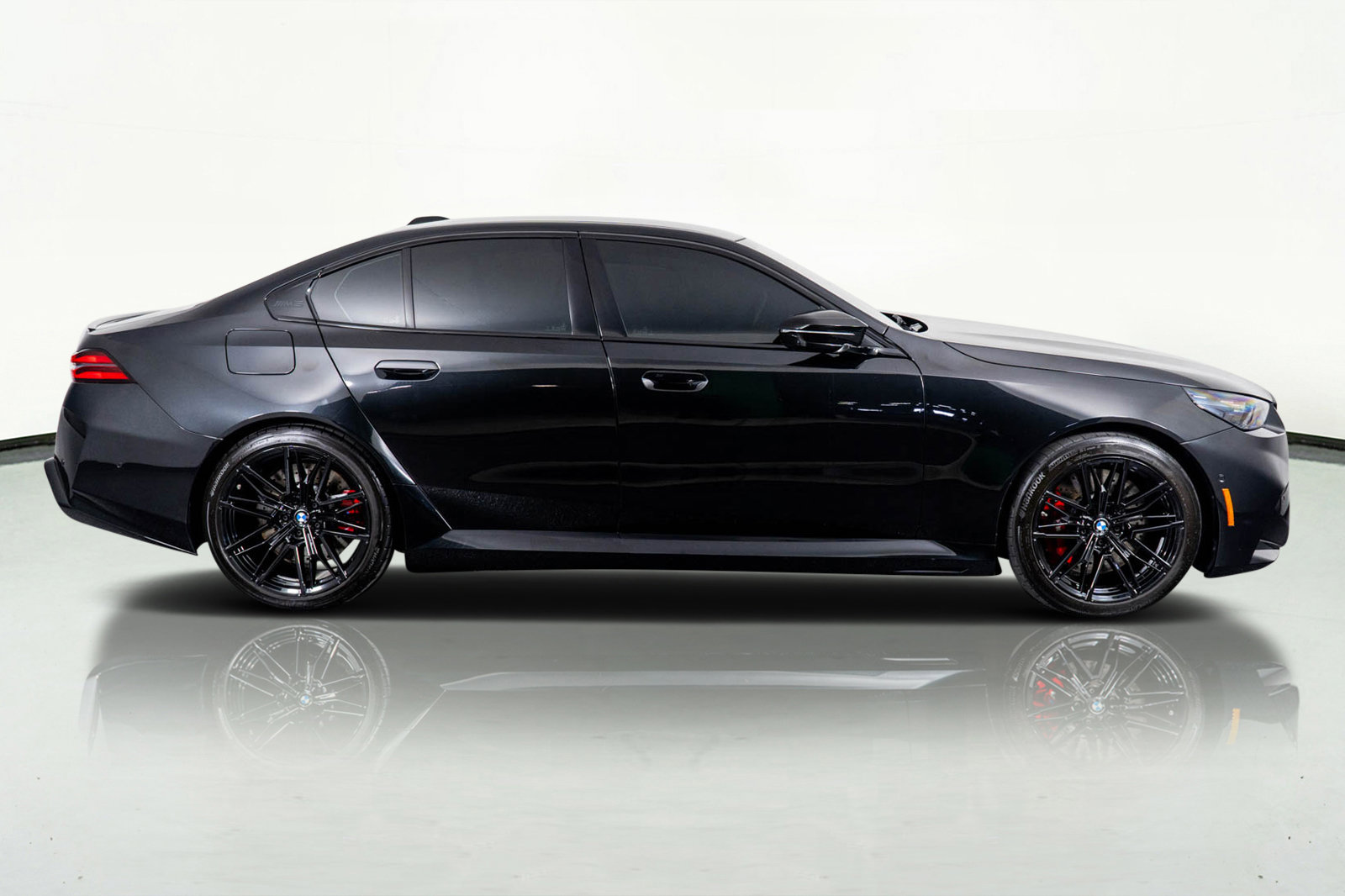 Used 2025 BMW M5 w/ Executive Package image 5