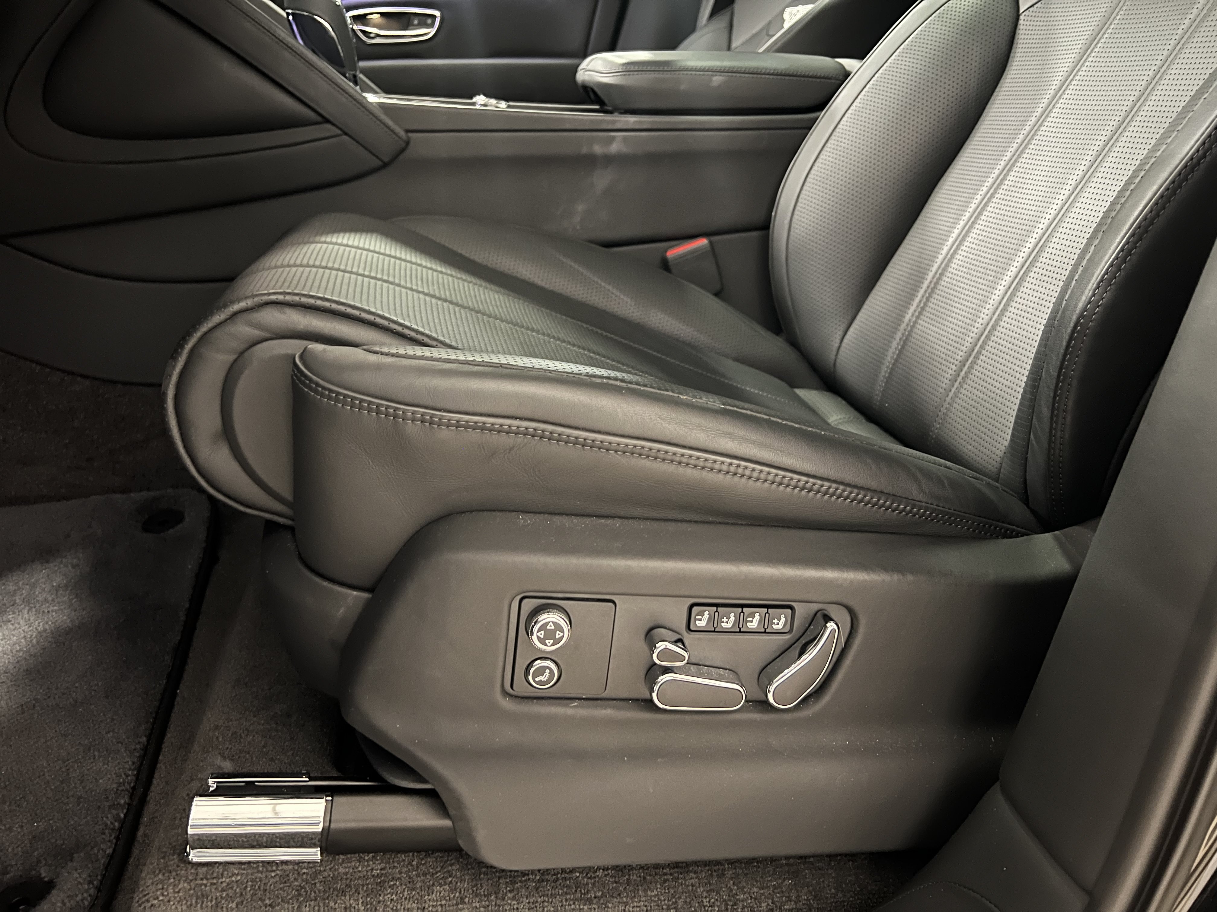 Used 2024 Bentley Bentayga Plug-In Hybrid AWD/4WD image 6