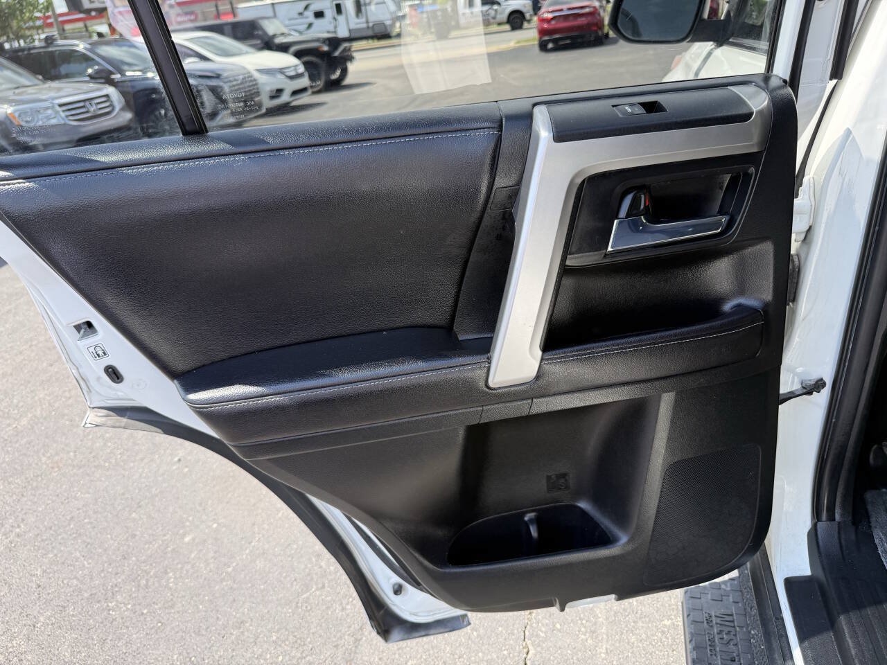 Used 2017 Toyota 4Runner SR5 AWD/4WD image 31