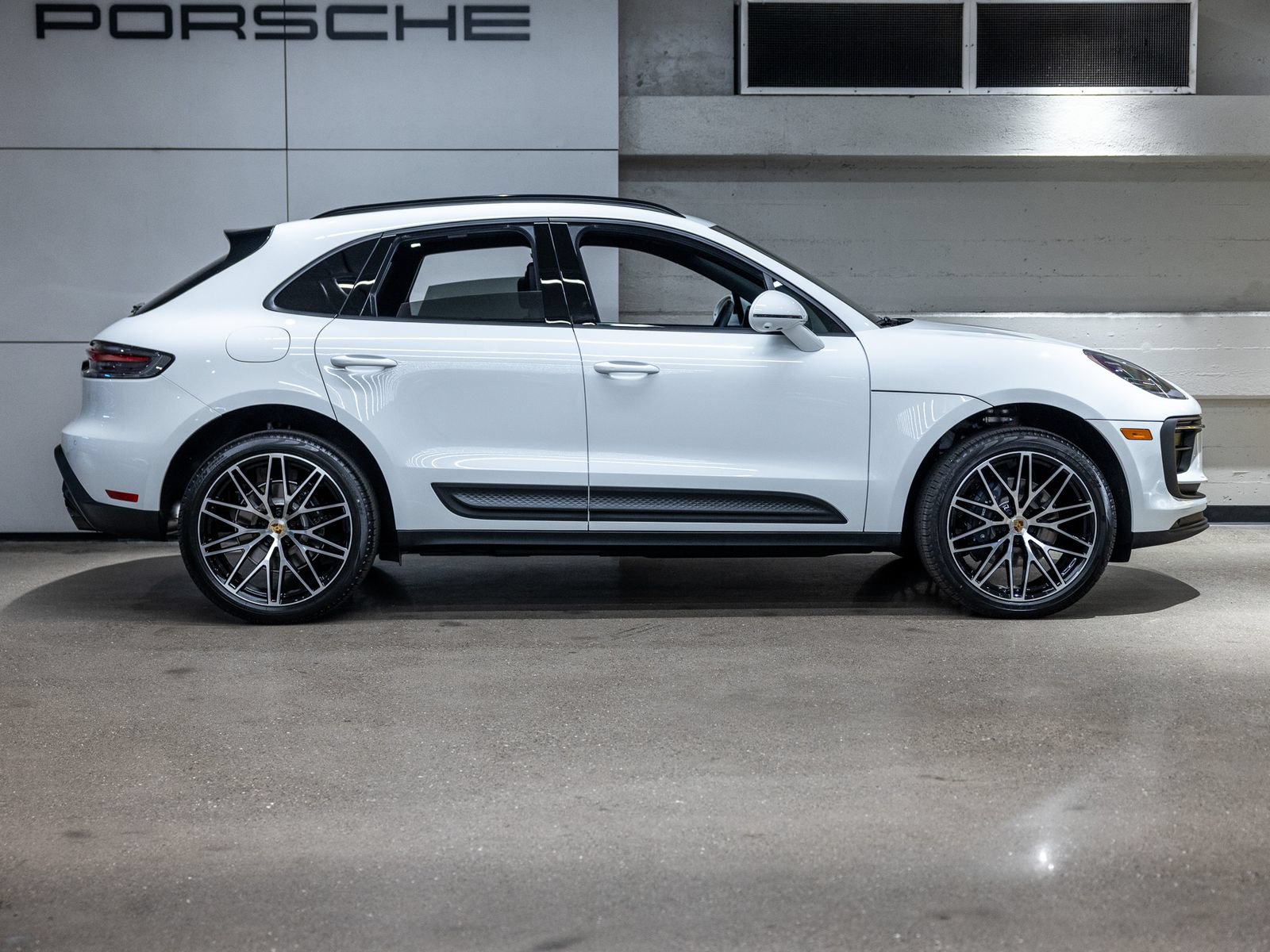 Certified 2026 Porsche Macan AWD/4WD image 9