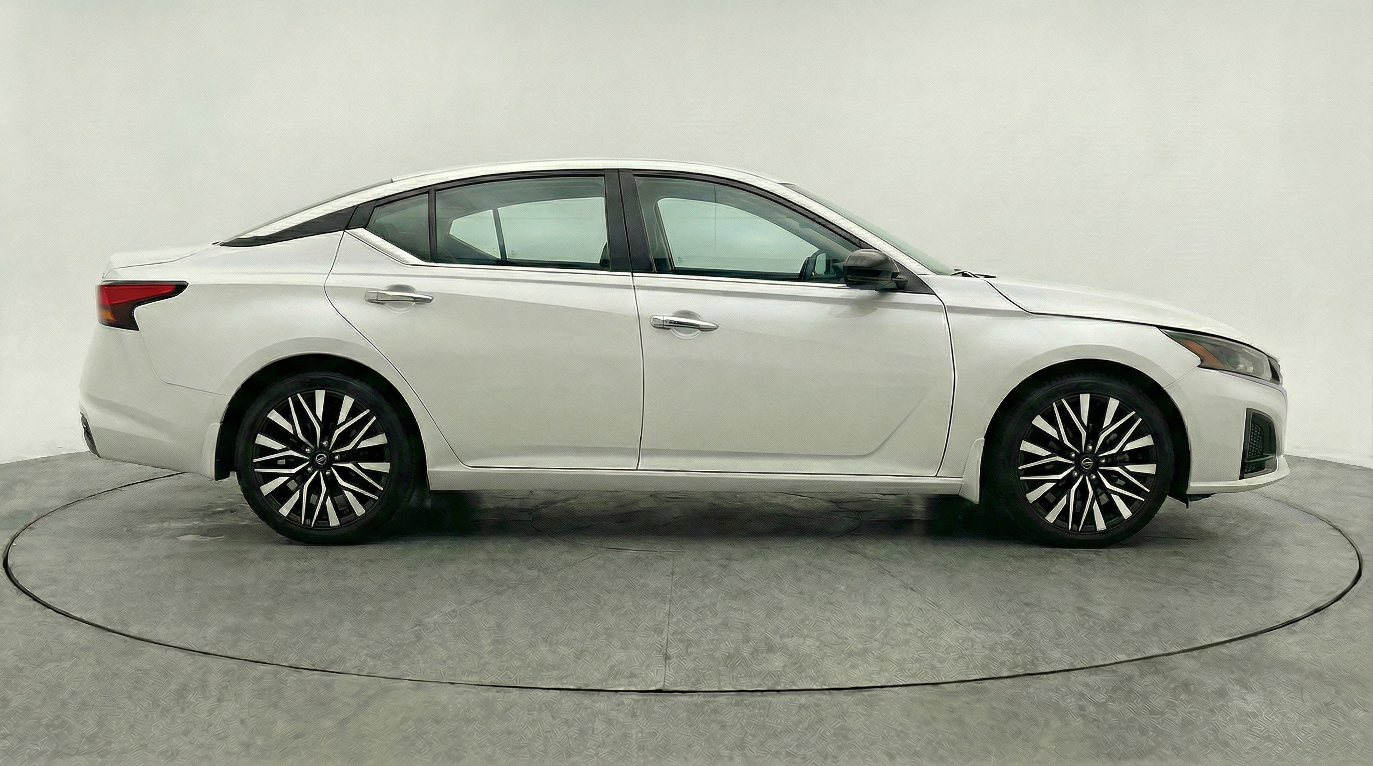 Used 2025 Nissan Altima 2.5 SV image 11