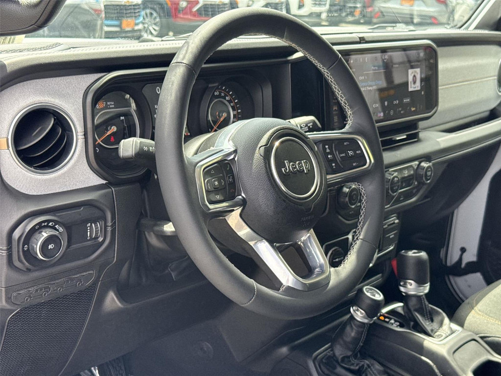 Used 2025 Jeep Wrangler Unlimited Sahara AWD/4WD image 8