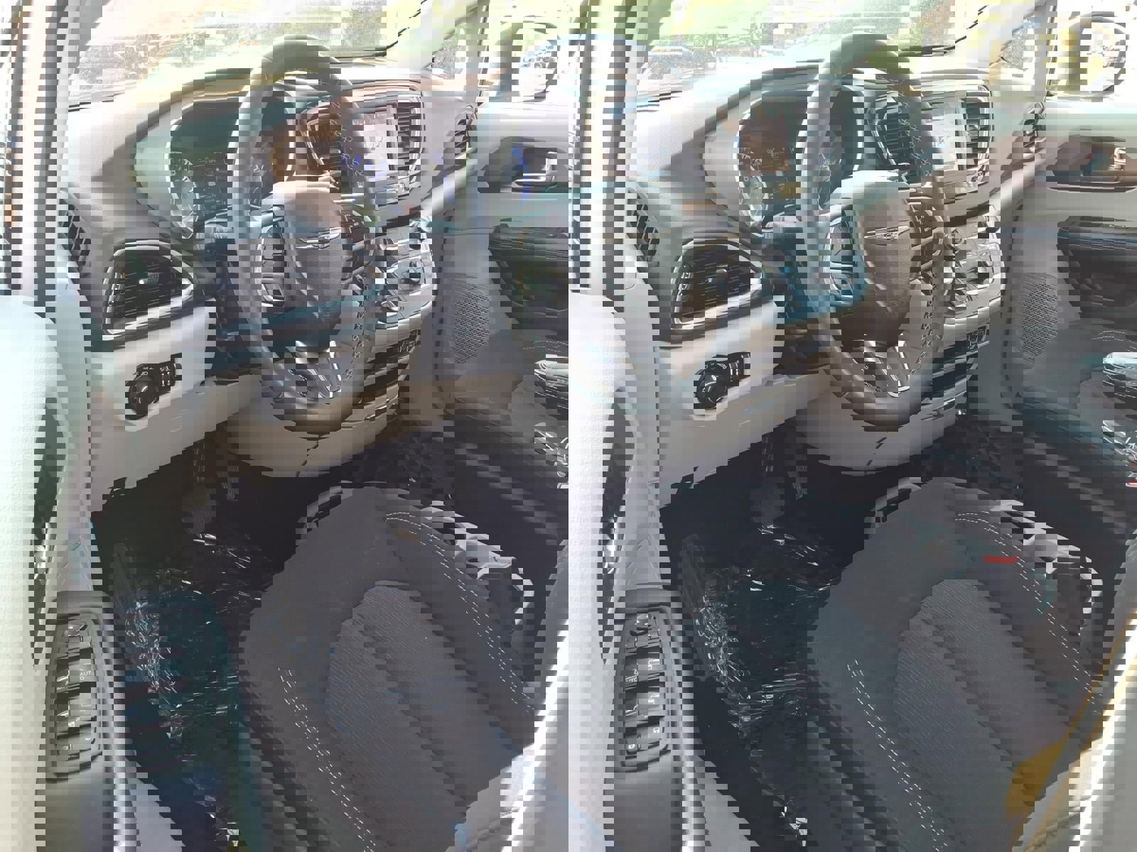 Used 2023 Chrysler Voyager LX image 6