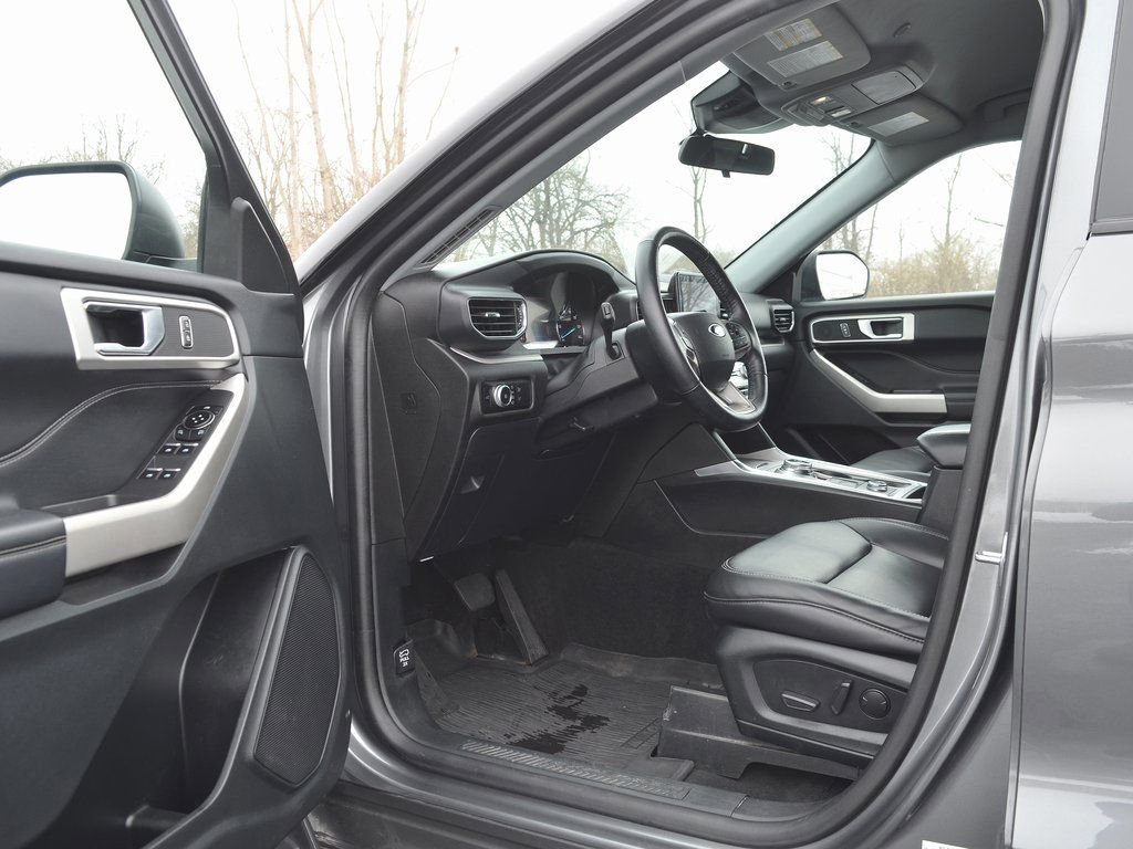 Used 2022 Ford Explorer XLT w/ Equipment Group 202A image 28